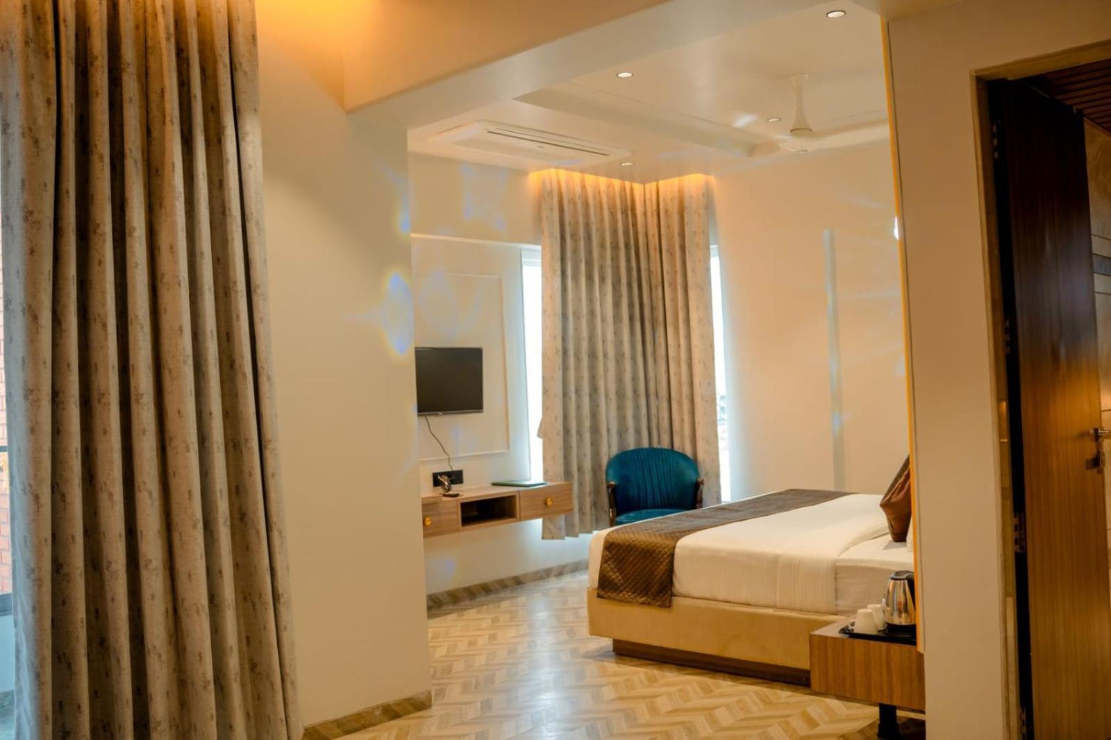 Narayani Executive Hotel Tuljapur Ngoại thất bức ảnh